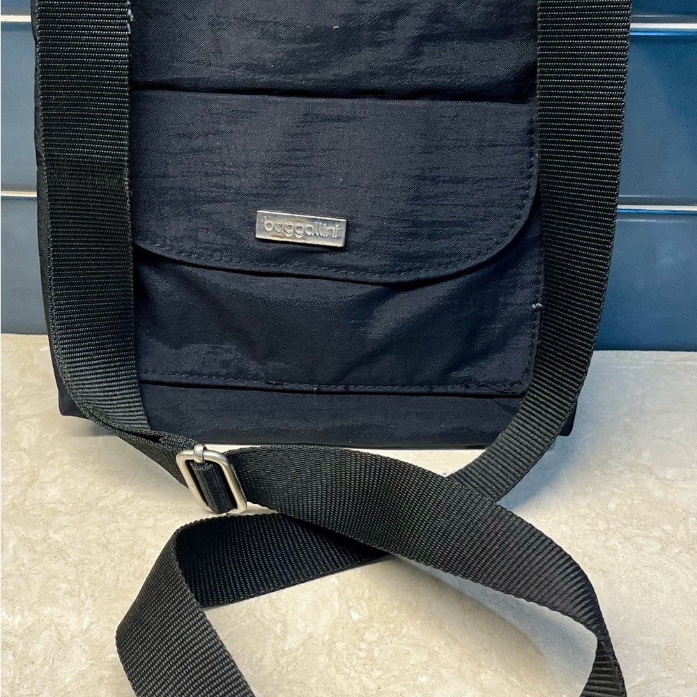 Baggallini Crossbody Bag Black Nylon Softshell Outer Pocket Travel purse CLEAN